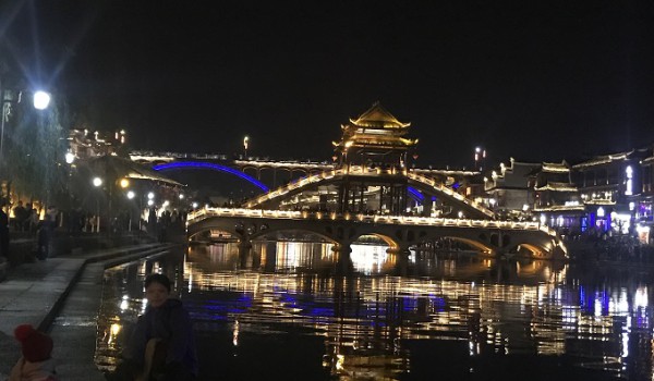 Phượng Hoàng Cố trấn về đêm